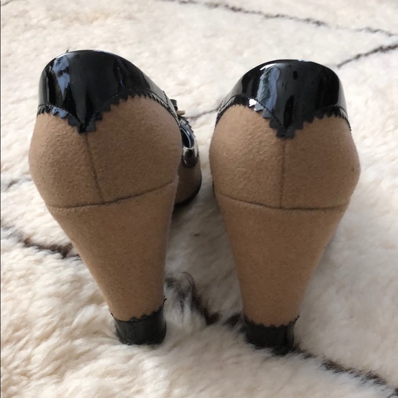 Marc Jacobs Tan Felted shoe wPatent Leather Detail - Picture 4 of 8